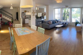 Big quiet Cottage in centre Raanana